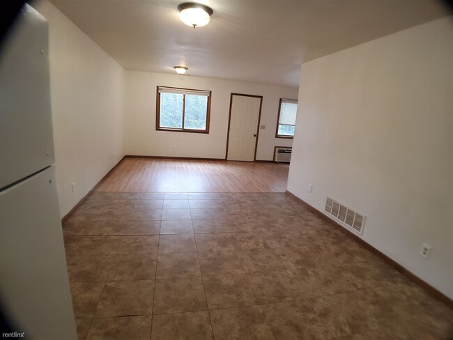 Foto del edificio - 3 br, 1 bath House - 230 East New York Street