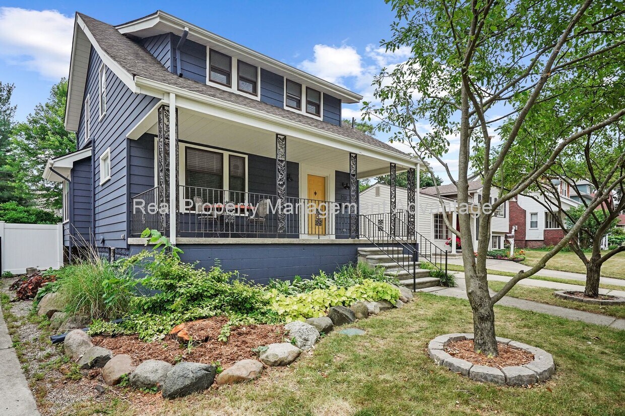 Primary Photo - Meticulously Maintained with 3 Large Bedro...
