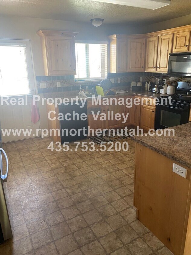 Foto del edificio - Adorable 5 Bedroom House Available in June!