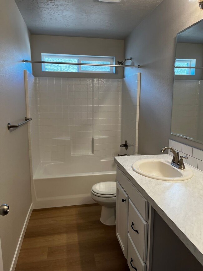 Foto del edificio - Never Lived in Brand New 4 bedroom 2 bathroom Home in Middleton.