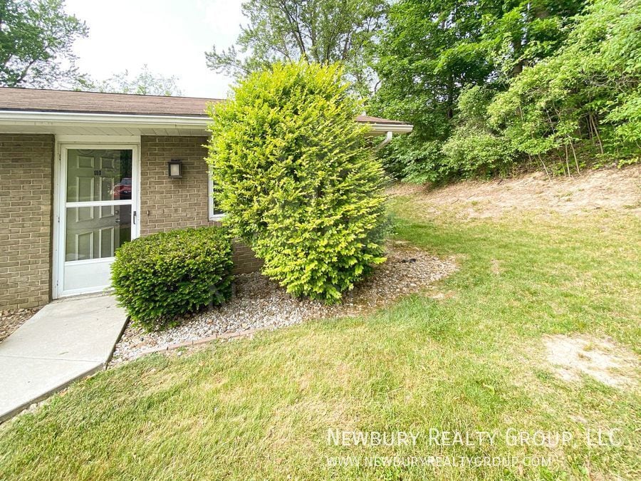 Primary Photo - Quaint 1 Bedroom Ranch Style Apartment wit...