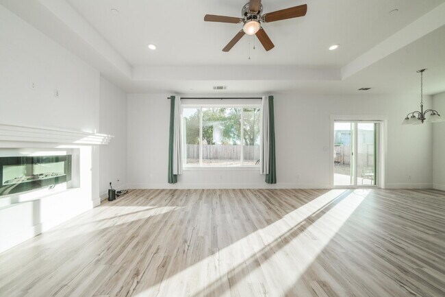 Building Photo - Modern 3-Bed / 2-Bath Home in Redding- Dog...