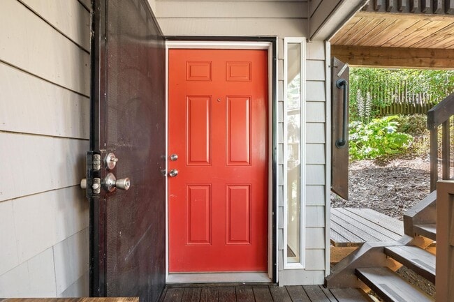 Building Photo - Updated 2BD/2BA Condo in North Portland! S...