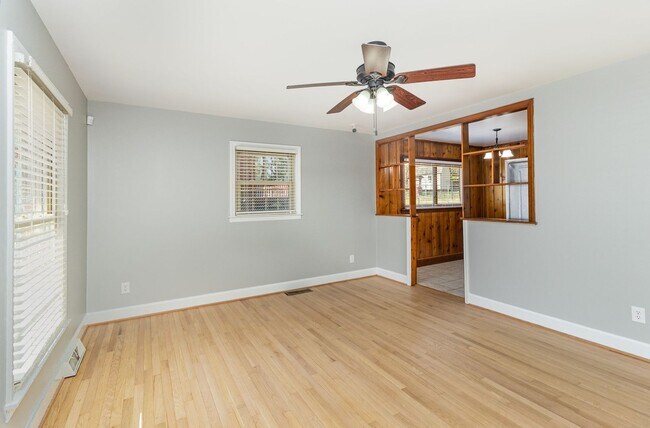 Building Photo - Move-in Ready!