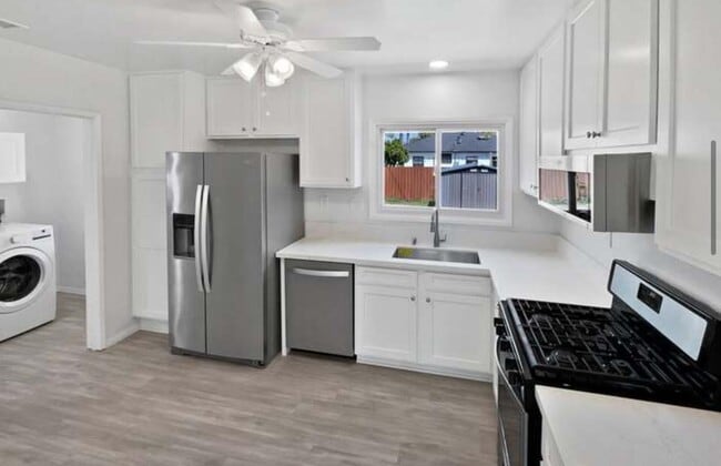 Building Photo - 5728 Hazelbrook Ave