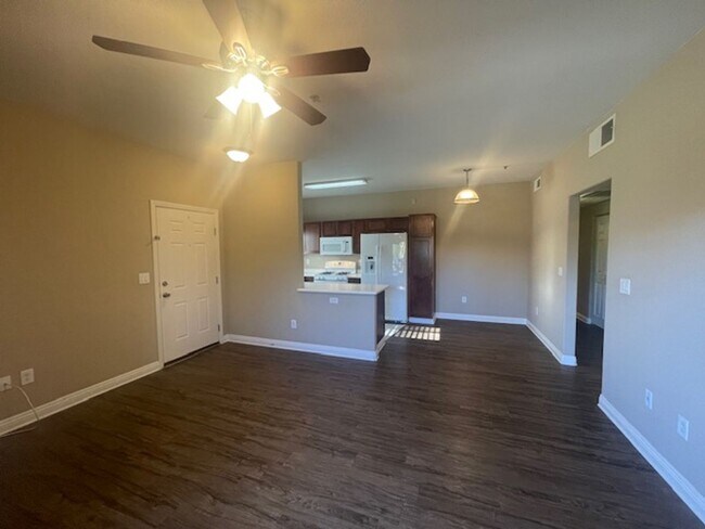 Foto del edificio - Great 2 Bedroom Downstairs Unit in Gated H...
