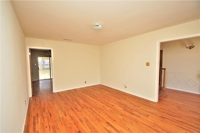 Building Photo - 2705 East Side Dr