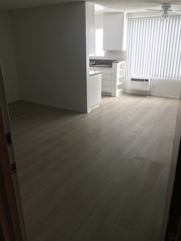 Living Room / Dining Room - 815 Crenshaw Blvd
