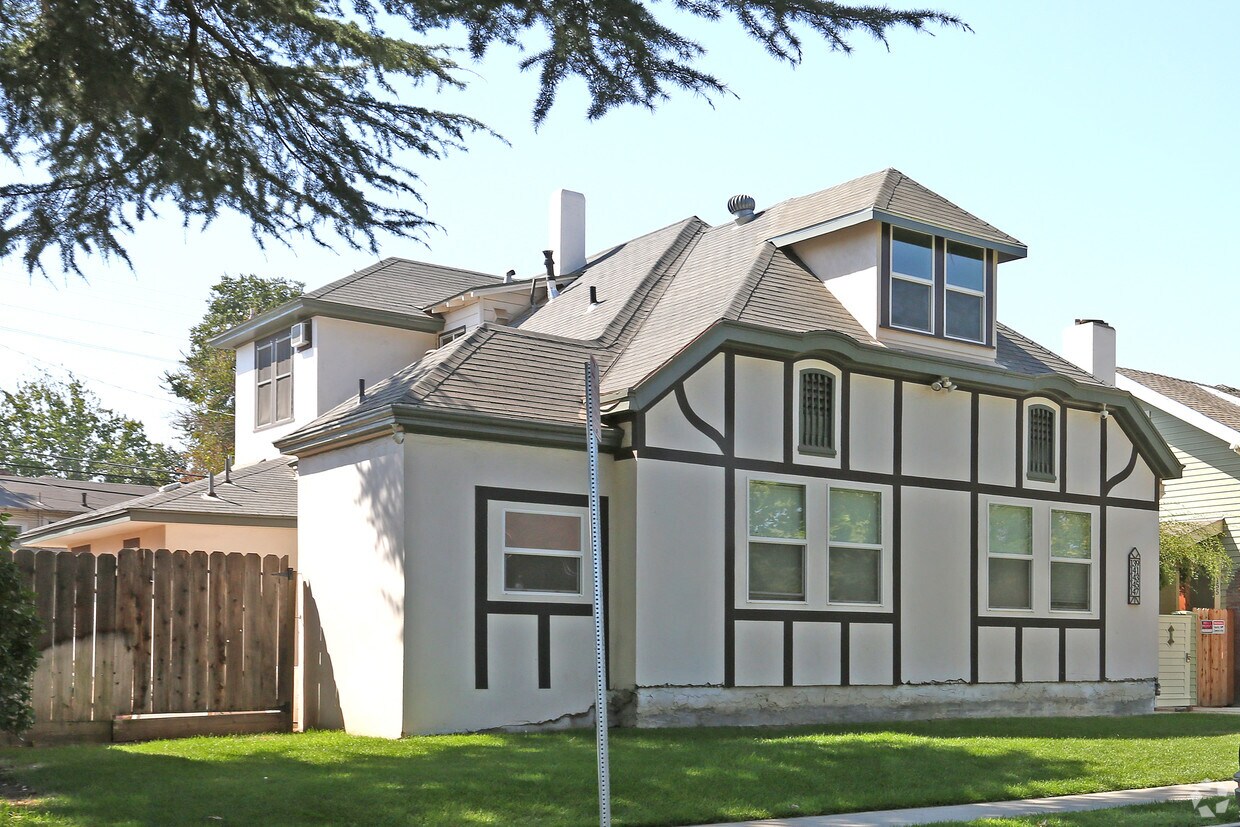 Primary Photo - 141-159 N College Ave