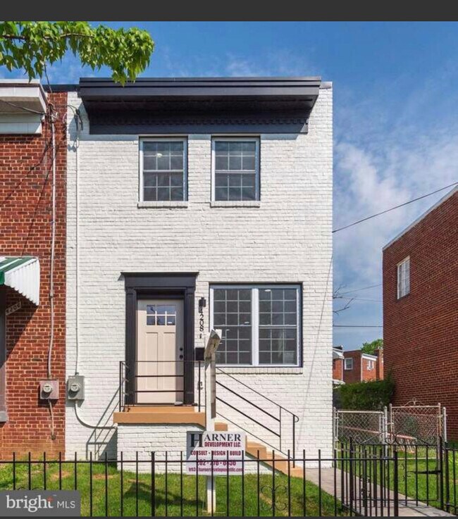 Front entrance - 4208 Fort DuPont Ter SE