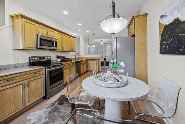 Foto del edificio - 2 Bed/4 Bath Condo with Detached Garage / Pet-Friendly / Available Now!