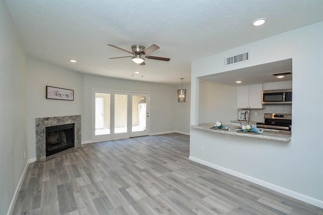 Building Photo - 978 Memorial Village Dr