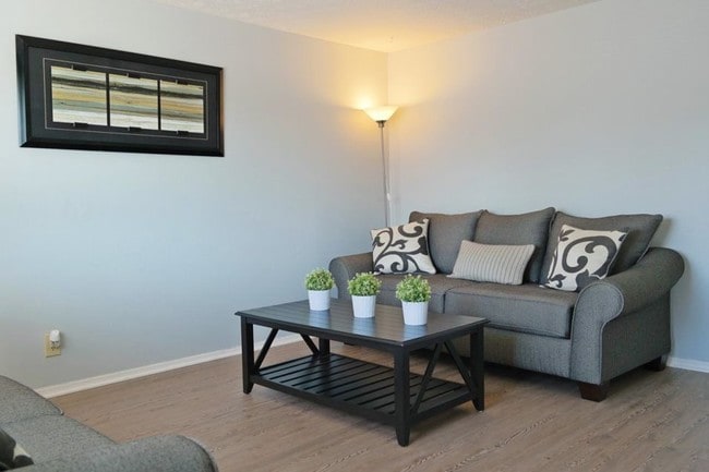 Building Photo - Clovernook Apartments