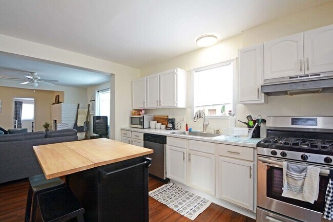 Building Photo - Completely Remodeled Duplex, Pet-Friendly ...