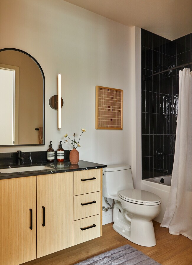 Baños inspirados en spa con acabados modernos - Bakers Place