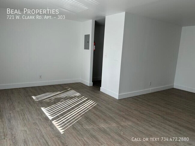 Building Photo - 721 W Clark Rd