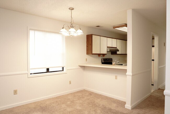 Building Photo - Cozy Two Bedroom Townhouse