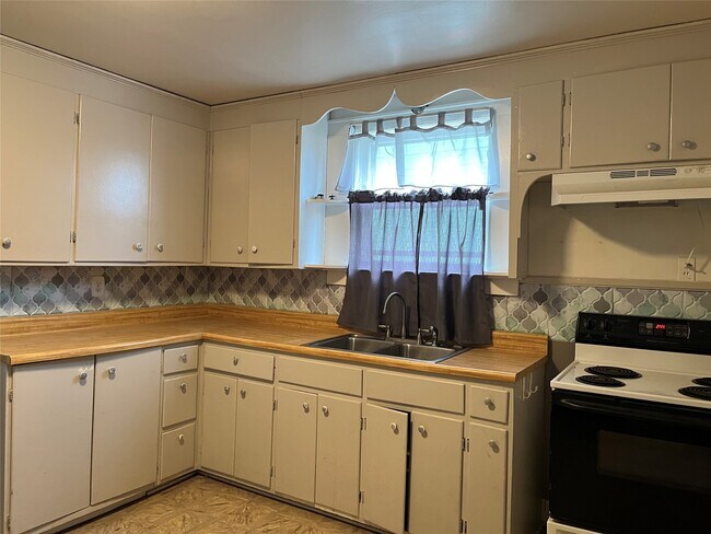 Building Photo - 124 Squires Ave