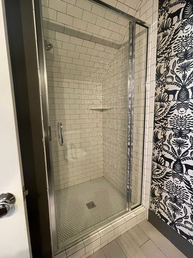 Building Photo - 561A Veritas St