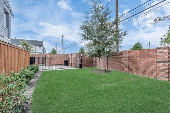 Foto del edificio - 703 Strawberry Pines Ct