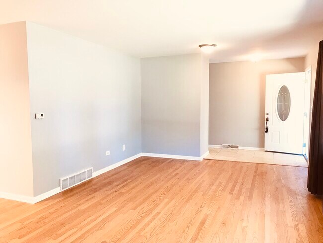 Foto del edificio - 724 Burning Tree Ln