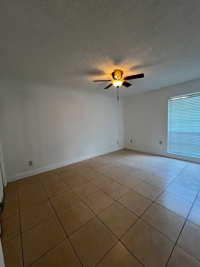 Building Photo - Beautiful 2 Bedroom 1 Bathroom condo in Al...