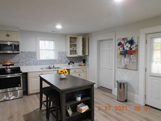 Foto del edificio - 3 Bedroom/2 Bath Furnished Rental - Whole ...
