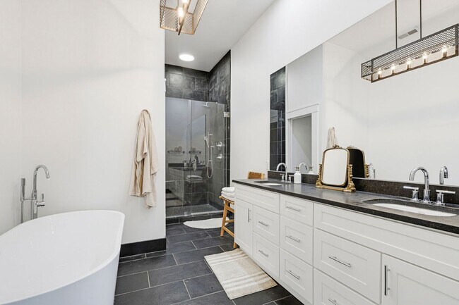 Foto del edificio - Luxury Downtown Home