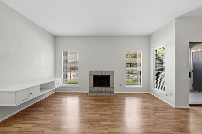 Foto del edificio - 6602 Harbor Town Dr