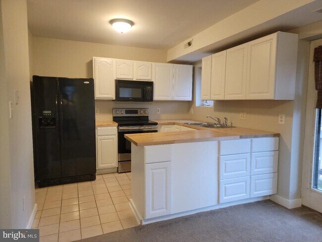 Building Photo - 6204 Highland Ct
