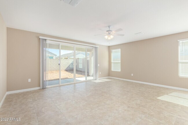 Foto del edificio - 37668 W San Alvarez Ave