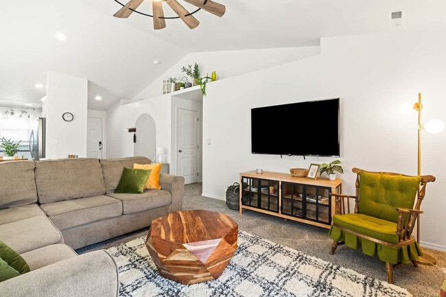 Foto del edificio - 216 Cliff Swallow Ave