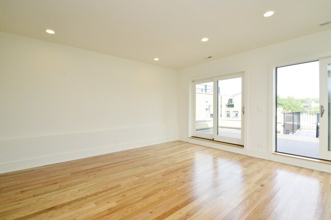 Building Photo - 2235 N Clybourn Ave