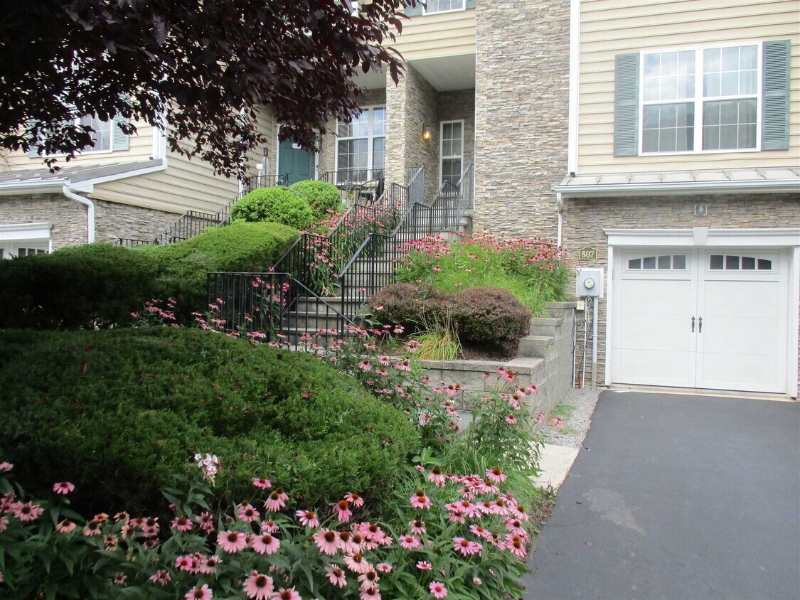Foto principal - 807 Huntington Dr