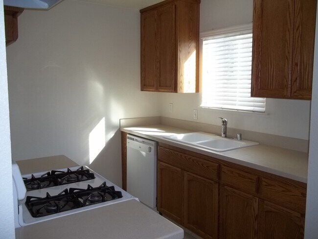 Building Photo - 3 bedroom home in NW Fresno with modern am...