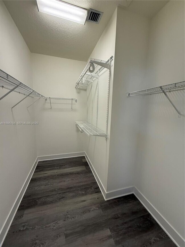 Foto del edificio - 10449 NW 82nd St