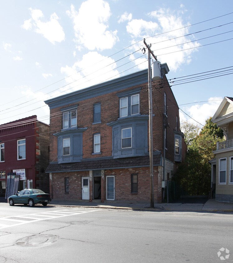 Building Photo - 121 Main St