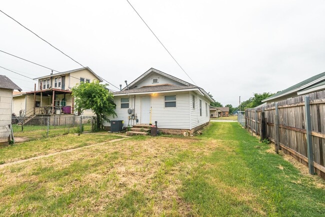 Building Photo - Beautiful 2 Bed 1 Bath in Quiet Area