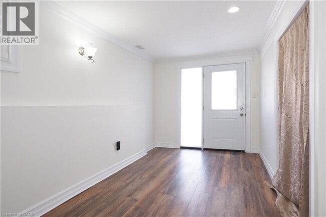 Building Photo - 67 Hollyridge Crescent