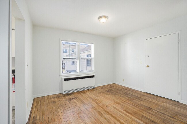 Building Photo - 2025 Bronson Blvd