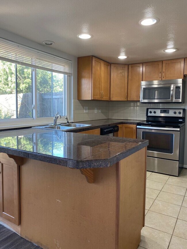 Building Photo - Amazing 3 Bed / 2.5 Bath Townhome in 1st V...