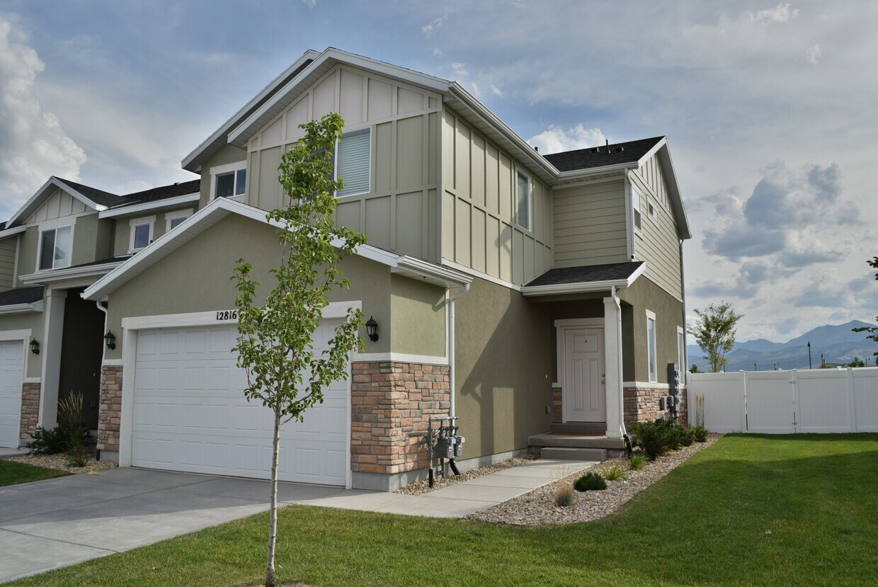 Primary Photo - 12816 S Fairholme Cir