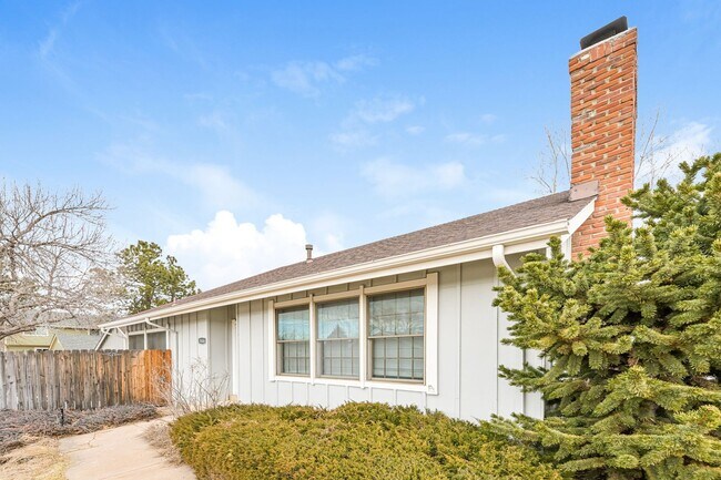 Photo - Spacious 4 Bed/2 Bath in Desirable Willow Creek. House