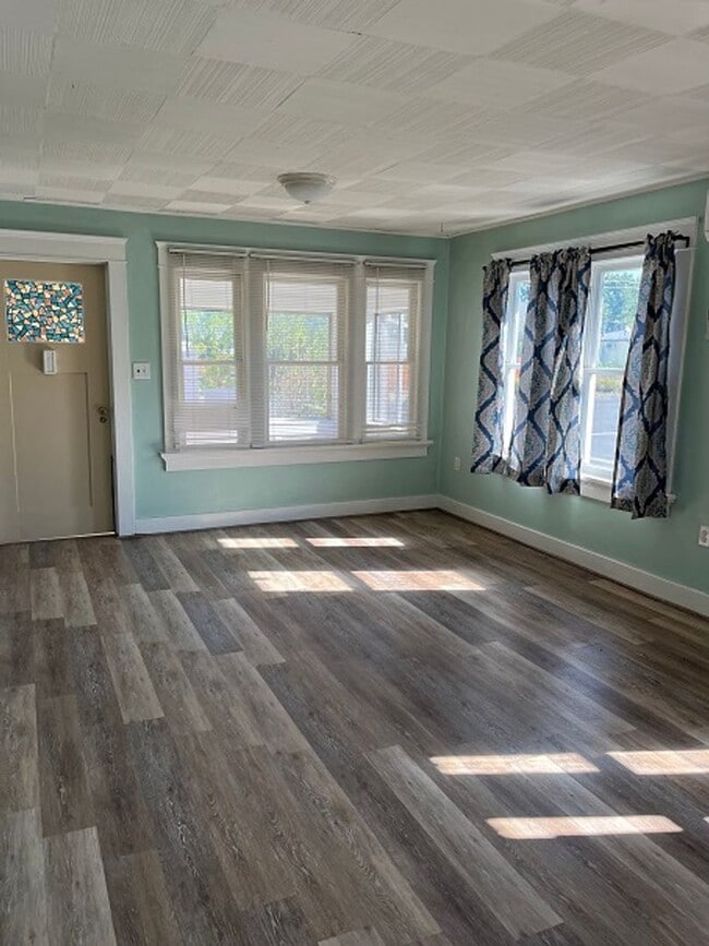 Building Photo - Recently updated Cottage with Charm