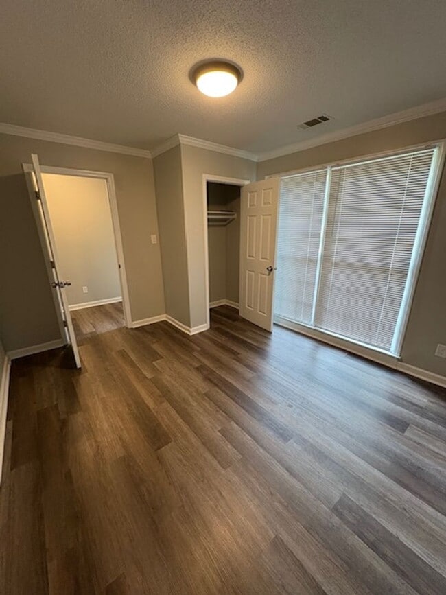 Building Photo - MOVE IN READY!