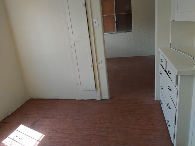 Foto del edificio - 1075 N F St