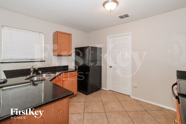 Foto del edificio - 4545 Waterford Dr