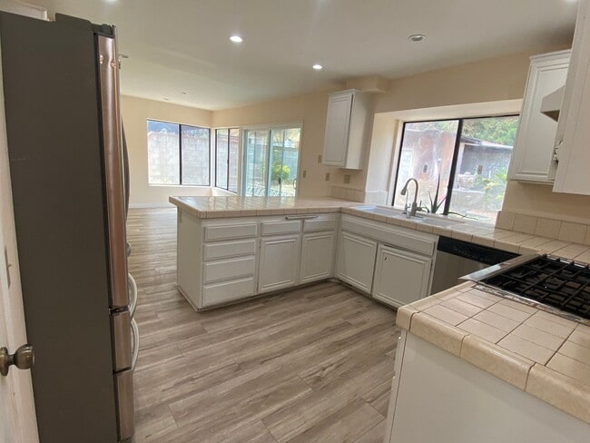 Building Photo - Beautiful Views, Spacious 4 bed 3.5 bath h...