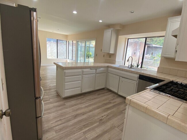 Foto del edificio - Beautiful Views, Spacious 4 bed 3.5 bath h...