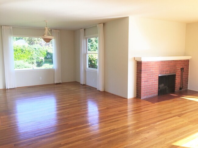 Building Photo - Spacious 2 Bedroom Home with Ocean Views